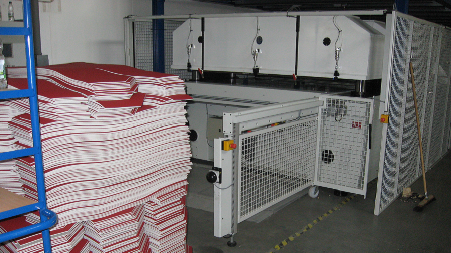 Kárpitkivágás Kárpitkivágás