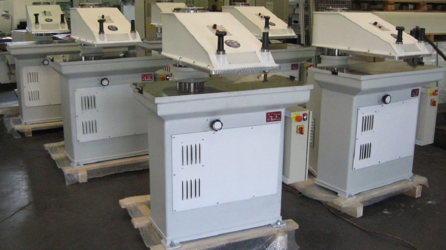 Swing-arm cutting presses - Lengőfejes kivágógépek C106.8 Swing-arm cutting presses - Lengőfejes kivágógépek C106.8